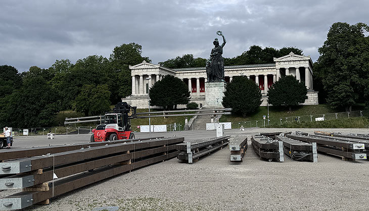 die Balken von Zelten werden schon herangefahren und bereitgestellt (©Foto: Martin Schmitz)